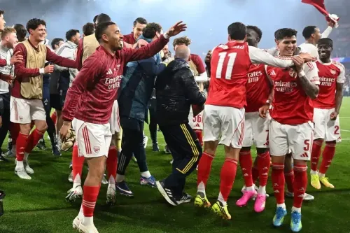 Tranh cãi về màn ăn mừng của Arsenal tại Champions League