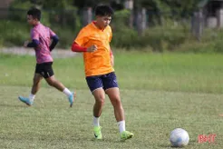 Hồng Lĩnh Hà Tĩnh tài năng 17 tuổi Nguyễn Văn Khánh dự V-League 
