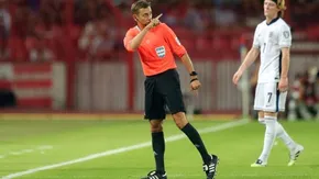 Trọng tài tạm dừng Serbia vs England sau sự cố laser