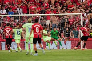 Cặp đôi chia sẻ sự cố Muriqi ở Mallorca 0-3 Barcelona – "Anh ấy đánh vào mặt tôi" 