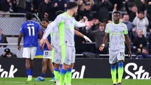 Man City hòa Everton 3-3, hụt bước trong cuộc đua vô địch