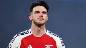 Rice vắng mặt trận đấu với Liverpool vì nghi ngờ chấn thương gân kheo