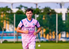 Tân binh Brandon Ly chính thức chào sân V.League, được HLV ngoại động viên