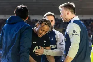 Tottenham phải trông cậy cầu thủ dự bị để đua trụ hạng