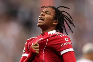 Ngôi sao trẻ Anh Ngumoha vượt mặt Rooney, làm nên lịch sử Premier League