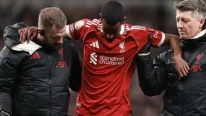 Chấn thương của Isak trong chiến thắng hỗn loạn của Liverpool khiến Slot thêm đau đầu