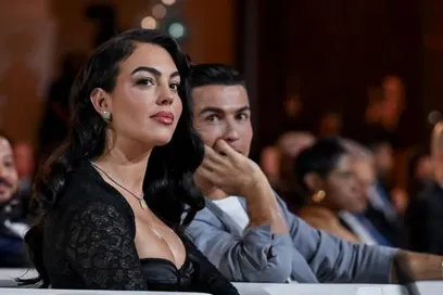 Ronaldo tình tứ ngắm bạn gái gợi cảm