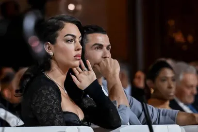 Ronaldo tình tứ ngắm bạn gái gợi cảm