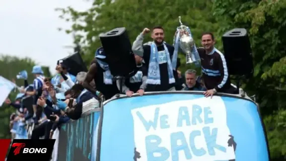 Coventry City và Ipswich Town diễu hành rầm rộ mừng ngày trở lại Ngoại hạng Anh