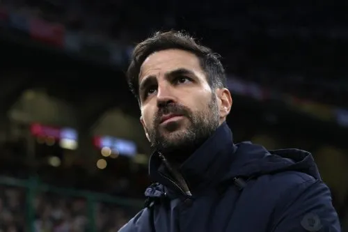 Como nói thẳng với Inter rằng Fabregas sẽ không rời đi