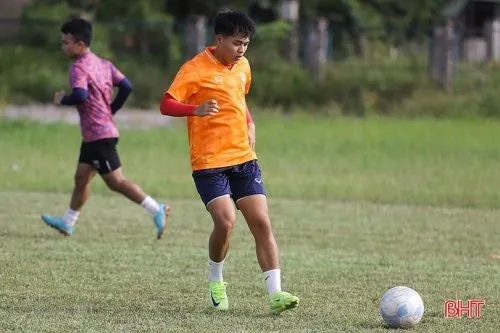 Hồng Lĩnh Hà Tĩnh tài năng 17 tuổi Nguyễn Văn Khánh dự V-League 