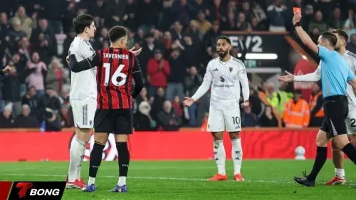 Huyền thoại MU bất bình vì Maguire nhận thẻ đỏ trong trận hòa Bournemouth