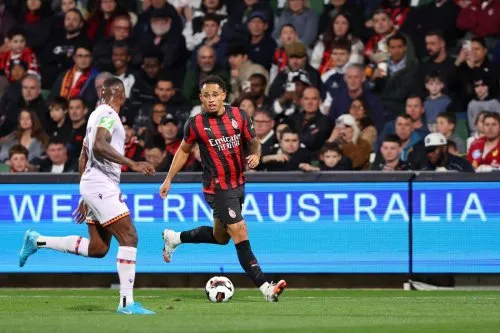 Chính thức: Milan và Leeds United đạt thỏa thuận toàn diện cho Okafor
