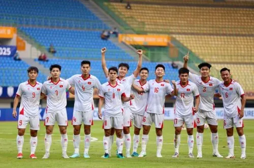 Hé lộ lý do HLV Kim Sang Sik “cất” trụ cột, trao cơ hội cho cầu thủ trẻ đấu Nepal