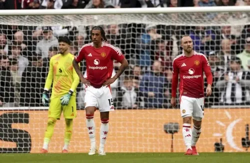 Neville: 'Man Utd phòng ngự như trẻ em 5 tuổi'