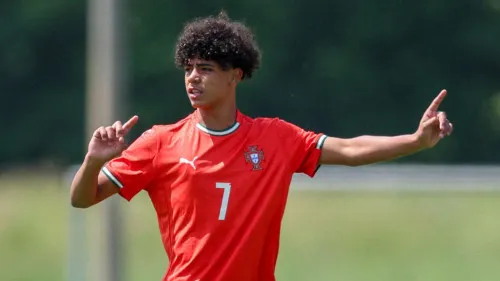 Ronaldo 'hãnh diện' khi con trai ra mắt U15 Bồ Đào Nha