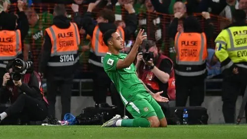 Idah kết thúc tuần 'điên rồ' với bàn thắng quan trọng cho Cộng hòa Ireland